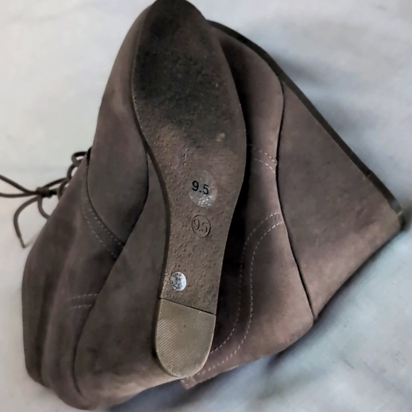 Women’s Lace Up Wedge Booties by Arizona, Taupe - Size 9.5 Lightly used - Picture 9 of 10